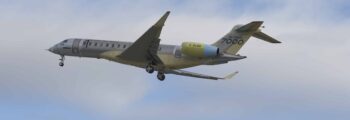 **emplacement de jet privé : Gulfstream G300 stationné piste**