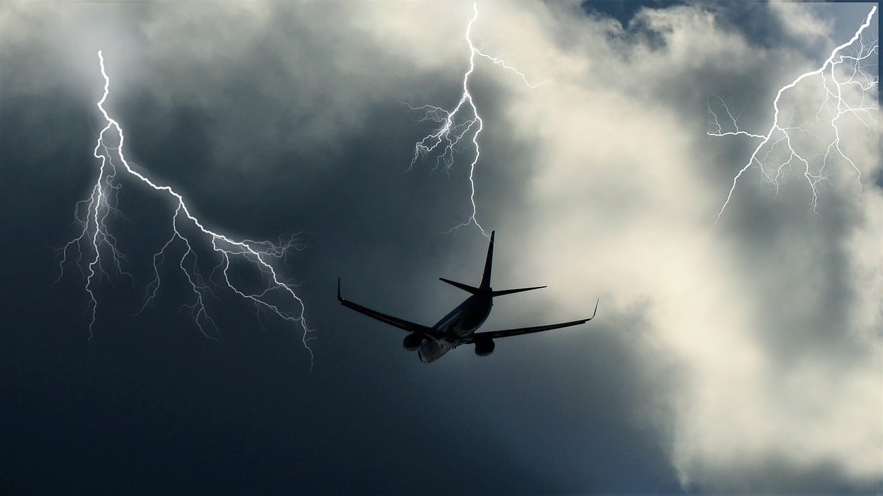 Jet privé en vol dans un ciel orageux. mauvaises conditions météorologiques