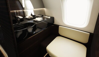De luxe van toiletten aan boord van een privéjet